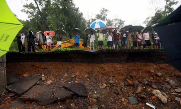 Yağış nedeniyle duvar çöktü: 15 ölü, 69 yaralı