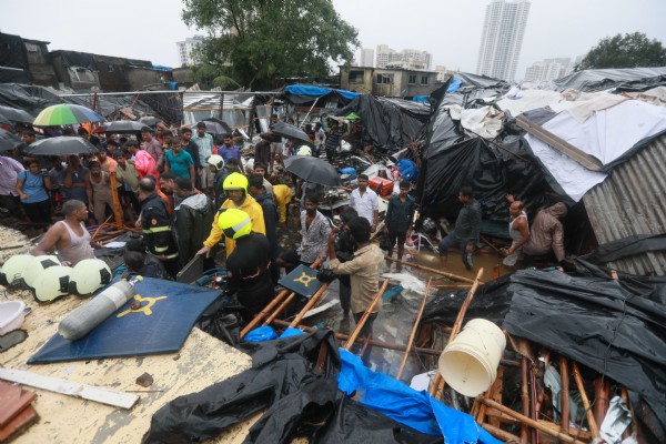 Yağış nedeniyle duvar çöktü: 15 ölü, 69 yaralı