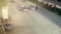 YEŞILKENT - Otomobil Kırmızı Işıkta Bekleyen Motosiklete Çarptı Açıklaması 1 Yaralı
