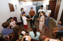 ÜNİVERSİTE ÖĞRENCİSİ - Yurt Dışından Gelen Öğrenciler İzmirli Öğrencilere İngilizce Öğretiyor