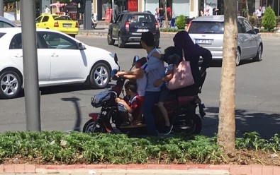 5 Kişilik Ailenin Motosikletle Tehlikeli Yolculuğu