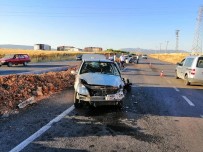SANAYİ SİTESİ - Adıyaman'da İki Otomobil Çarpıştı Açıklaması 5 Yaralı