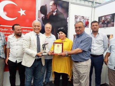 Esnaf Odası Almanya'da Ki Gurbetçilere Plaket Verdi