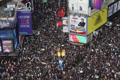 Hong Kong'da Binlerce Kişi Yeniden Sokaklarda