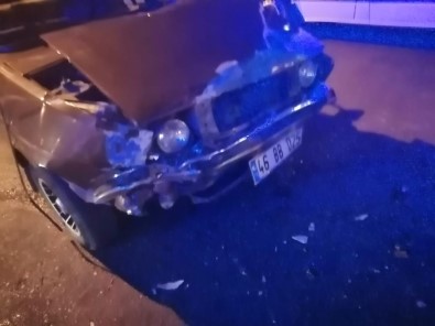 Servisle Otomobilin Çarpıştığı Kazada İki Kişi Yaralandı