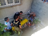 SELAHATTIN EYYUBI - Bisikletinin Freni Tutmayan Çocuk 2.5 Metrelik Boşluğa Düştü