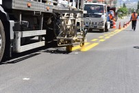 ÖZEL OKULLAR - Büyükşehirden Yol-Asfalt, Yaya Geçidi Ve Okul Oyun Alanları Çizgileri İçin Yoğun Mesai