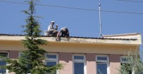 Okul Çatısında Tehlikeli Çalışma