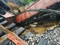 YÜK TRENİ - Rusya'da Menfez Çöktü, Yük Treni Raydan Çıktı