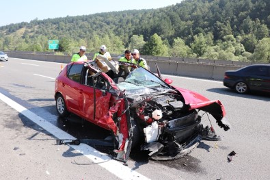 Tıra Arkadan Çarpan Otomobil Hurdaya Döndü Açıklaması 2 Yaralı