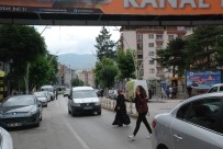 ÜST GEÇİT - Üst Geçidin Altından Geçiyorlar