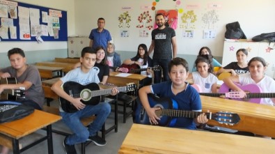 Burhaniye'de Öğrenciler Tatilde Konsere Hazırlanıyorlar