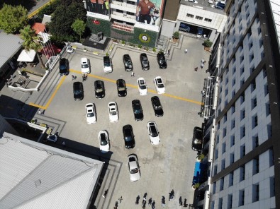 İnterpol Tarafından 'Çalıntı' Kaydı İle Araması Bulunan Lüks Otomobilleri Yurda Sokan Şebekeye Operasyon