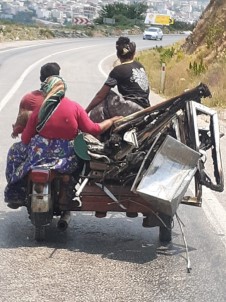 Motosiklet Üzerinde Tehlikeli Yolculuk