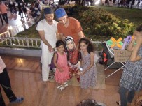 TAKSIM - (Özel) Taksim Meydanı'nda Kukla Oynatan Turistlere Büyük İlgi