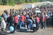 EZİLME TEHLİKESİ - Sınır Kapısında 40 Derece Sıcakta Suriyeli İzdihamı