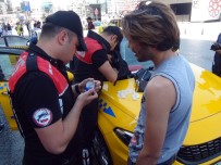 ÖZEL HAREKET - Taksim'deki 'Kurt Kapanı-11' Uygulamasında Azerbaycanlı Turistin Çantasından Uyuşturucu Çıktı