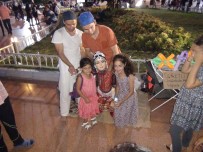 TAKSIM - Taksim Meydanı'nda Kukla Oynatan Turistlere Büyük İlgi