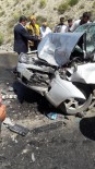 Otomobil İş Makinasıyla Çarpıştı Açıklaması1 Ölü, 3 Yaralı Haberi