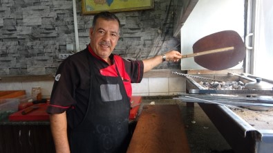 (Özel) Kebabı Türkü İle Yapıyor Serviste Konser Veriyor