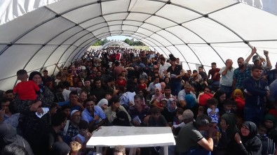 Suriyeliler ülkelerine koşarak gitti