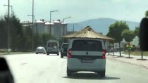 HALIL ÜRÜN - Trafikte 'Plaj Şemsiyesi' İle Seyreden Araç