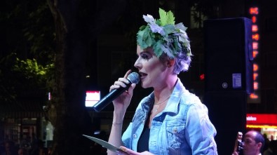 Ünlü Manken Saçına Taktığı Bağ Yaprağı İle Sunuculuk Yaptı