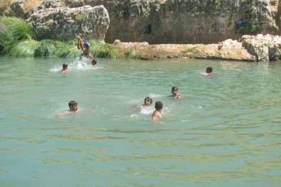 Aşırı Sıcaklar Nedeniyle Vatandaşlar Sıtma Pınar Çayı'na Akın Ediyor
