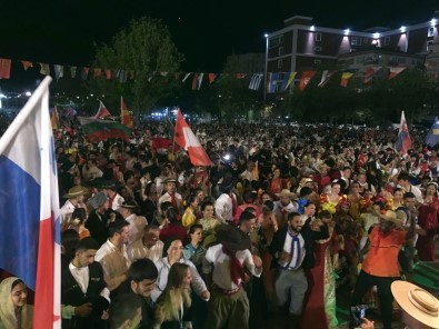 Büyükçekmece'de 71 Ülkeden Gelen Katılımcılarla Renkli Kortej Yürüyüşü