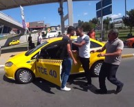 E-5 Karayolunda Taksicilerin 'Sıra' Kavgası Kamerada