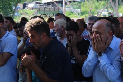 Gölde Boğulan Oğlunu Son Yolculuğuna Gözyaşlarıyla Uğurladı