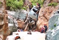 GÜRCISTAN - Gürcistan'da Kamyon Uçurumdan Yuvarlandı Açıklaması 5 Ölü