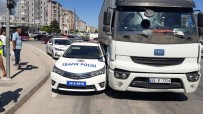 SİLAHLI KAVGA - Tırın Sıkıştırdığı Polis Otosunu Vatandaşlar Kurtardı