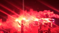 Trabzonspor Bayrağının Altında Taraftarlardan Meşale Şov