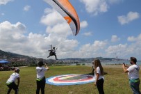 MUSTAFA KÖROĞLU - Yamaç Paraşütü Yapan Turist Kendini Yarışmanın İçinde Buldu