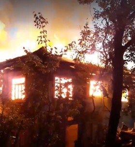 2 Katlı Ahşap Ev Yangında Küle Döndü