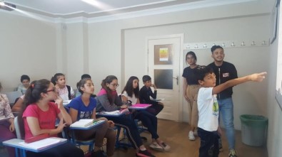 AIESEC Gönüllüleri Halk Merkezlerinde Çocuklara Dünyayı Tanıtıyor