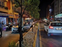 ADNAN MENDERES - Çekici Gecikince Yolu Kapatan Arızalı Aracı Elleriyle Kaldırıp Taşıdılar