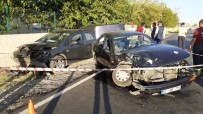 MEHMET EKICI - İki Otomobil Çarpıştı Açıklaması 5 Yaralı