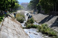 ÇAYBOYU - Isparta Belediyesinden Kanal Temizliği