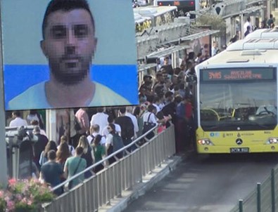 Metrobüste mide bulandıran olay! Çığlık atarak elinden kurtuldu