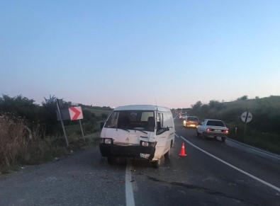 Minibüs İle Otomobil Çarpıştı Açıklaması 1 Yaralı