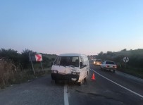 MİNİBÜS ŞOFÖRÜ - Minibüs İle Otomobil Çarpıştı Açıklaması 1 Yaralı
