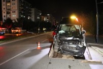 AYDINLATMA DİREĞİ - Önce Otomobile Daha Sonra Direğe Çarptı Açıklaması 2 Yaralı