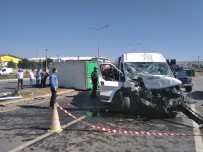 Özel Harekat Polislerini Taşıyan Servis Kamyonla Çarpıştı Açıklaması 5 Yaralı