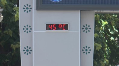 Termometre 45 Dereceyi Gördü, Vatandaşlar Parklara Koştu