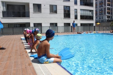 Zeytinburnu'nda Çocuklara Belediyeden Ücretsiz Yüzme Kursu