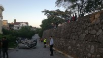 NECATI ÇELIK - Ehliyetsiz Sürücü Otomobiliyle Duvardan Uçtu Açıklaması 2 Yaralı