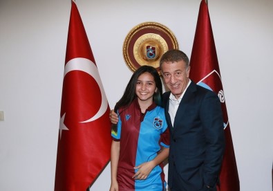 Trabzonspor Başkanı Ağaoğlu, LGS Türkiye Birincisi Çifci'ye Forma Hediye Etti
