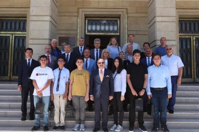 Vali Çakacak, LGS'de Tam Puan Alan Öğrencileri Ödüllendirdi